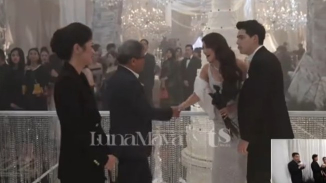Rocky Gerung gandeng perempuan di acara resepsi Luna Maya-Maxime Bouttier. [TikTok]